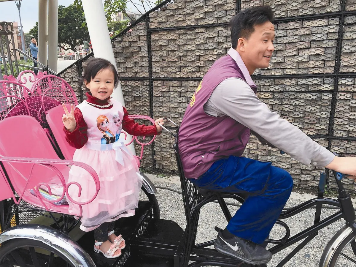 熊爸巧手 為女打造回收樂園