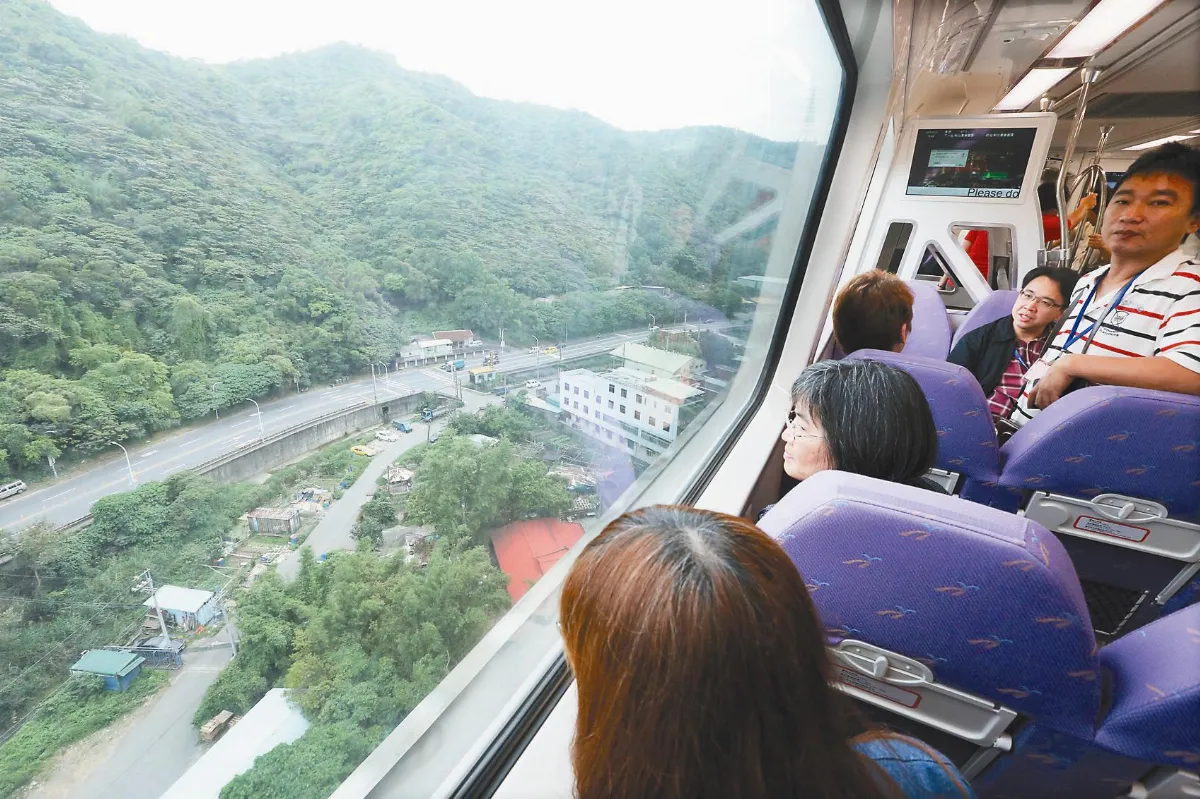 機捷試營運 首日狀況多