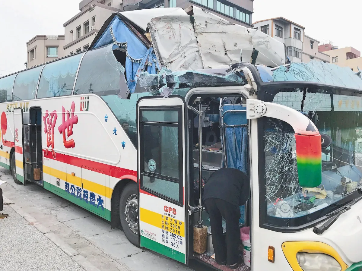 遊覽車撞涵洞 陸客21傷