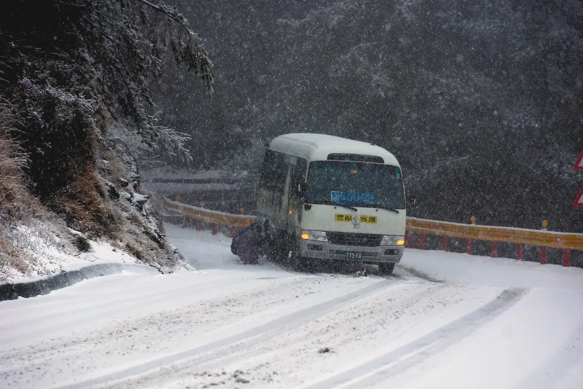 高山部落學生專車 全台唯一雪地公車