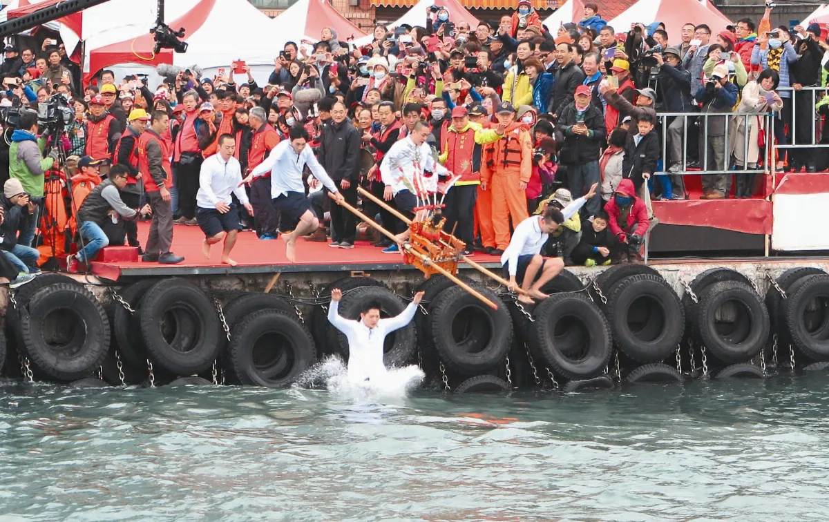 挑戰最低溫 250位勇士野柳跳港