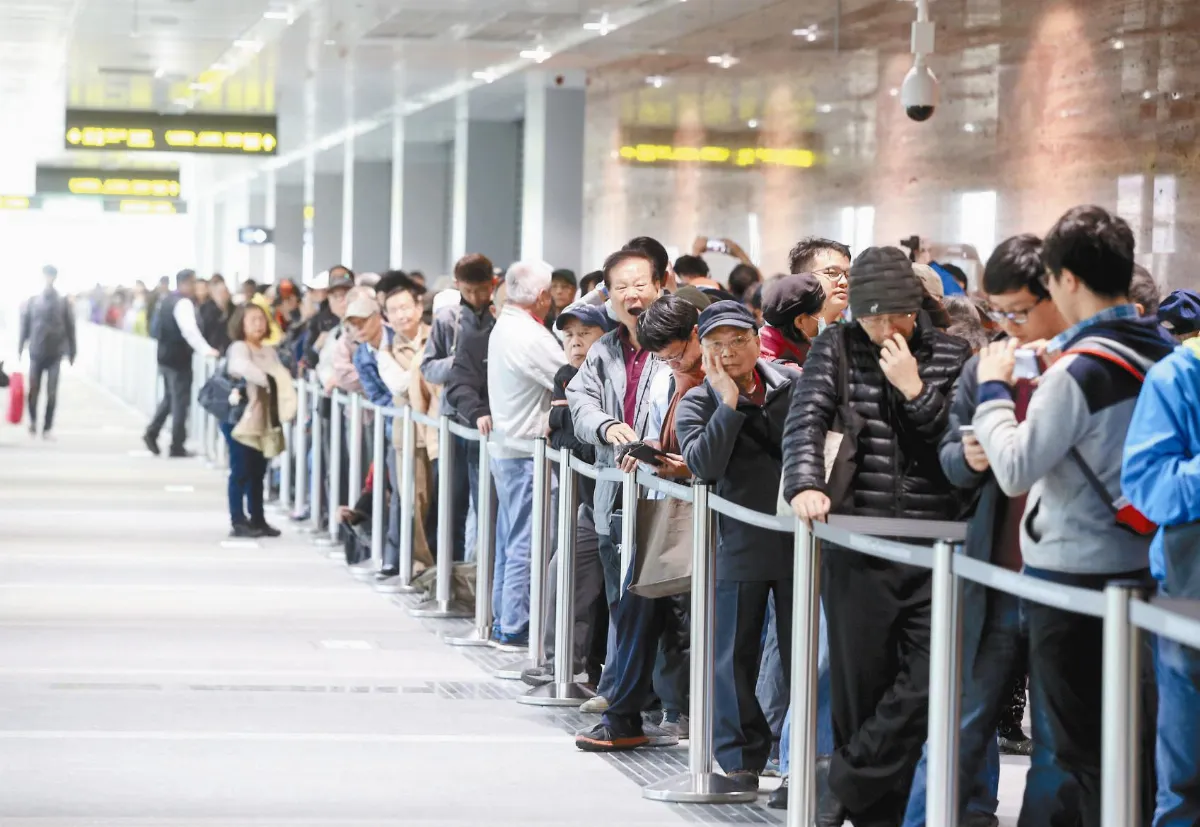 機捷自由試乘首日 民眾汗涔涔