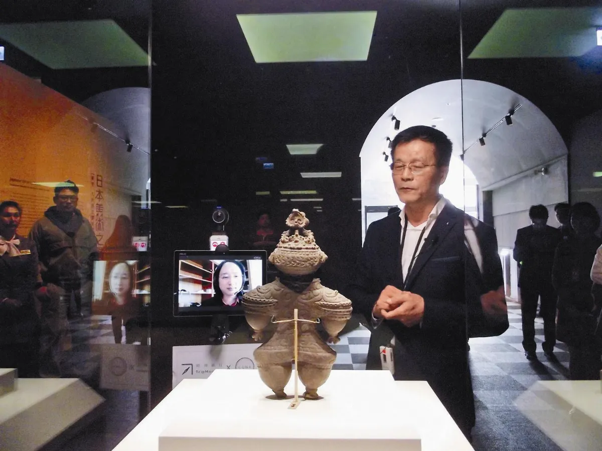 機器人助直播  人在台北 唐鳳故宮南院看展