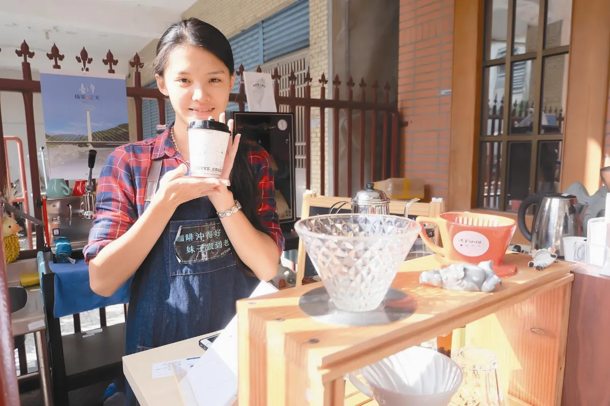 岳飛廟前 賣盡忠報國咖啡