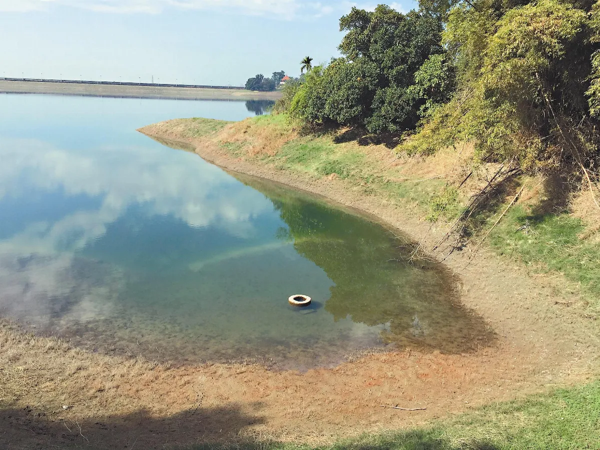 蘭潭水庫枯 水下古井探出頭