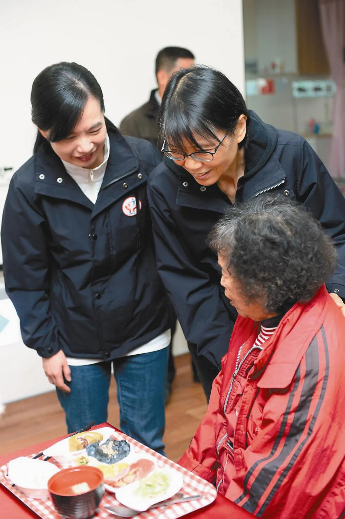 阿公阿嬤吃水餃 美青姐陪伴