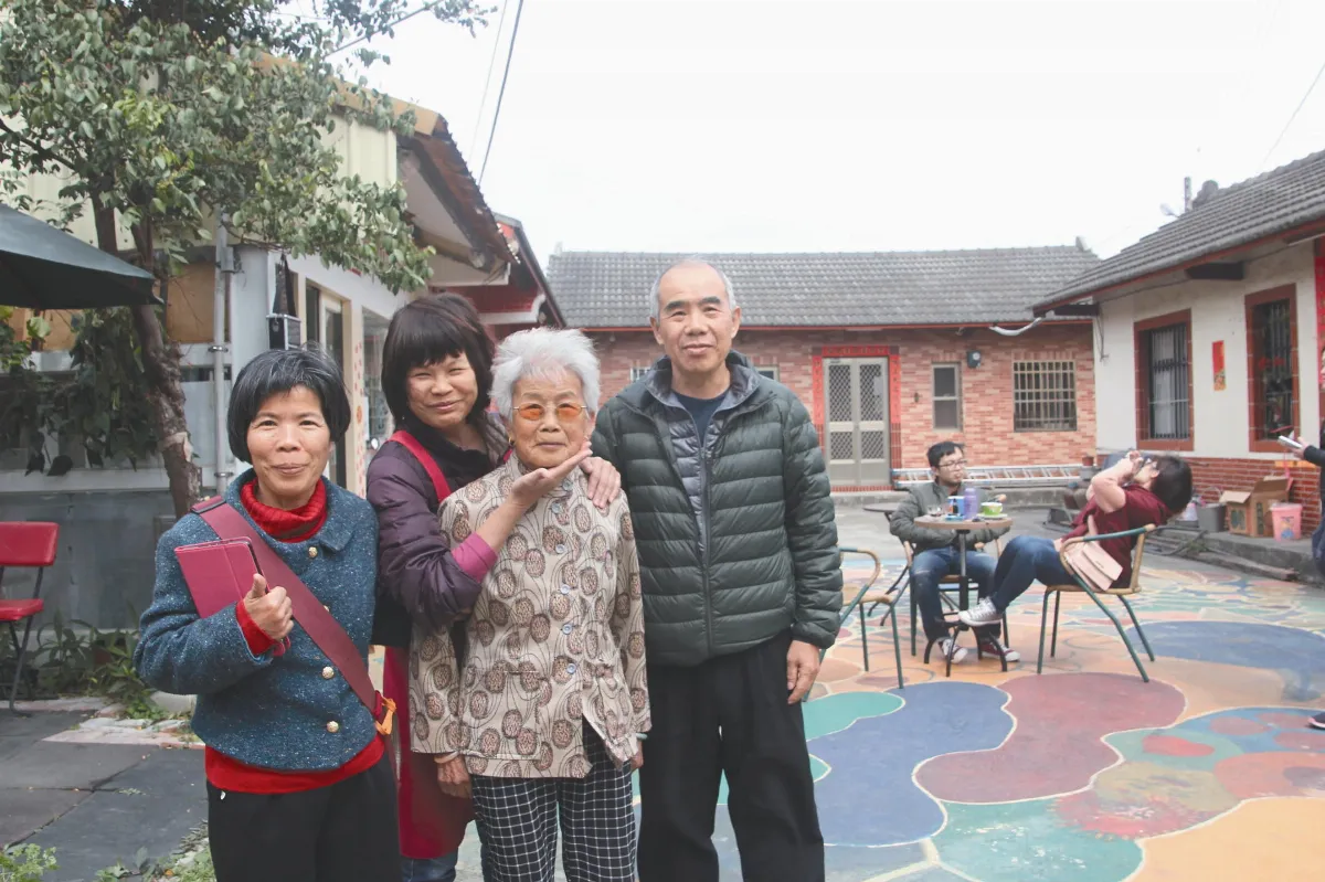 兒女為陪伴老母親 三合院變身咖啡廳