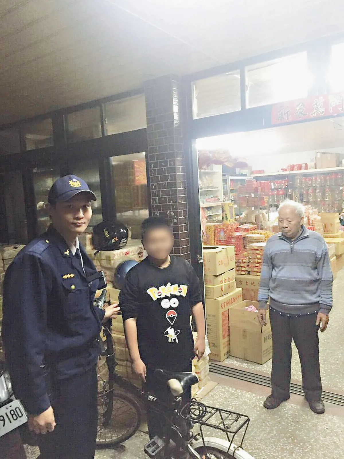 男童寒風中苦尋 亡父送的單車