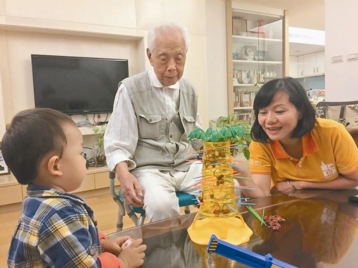 陪伴員到咖手 獨居長輩笑開懷