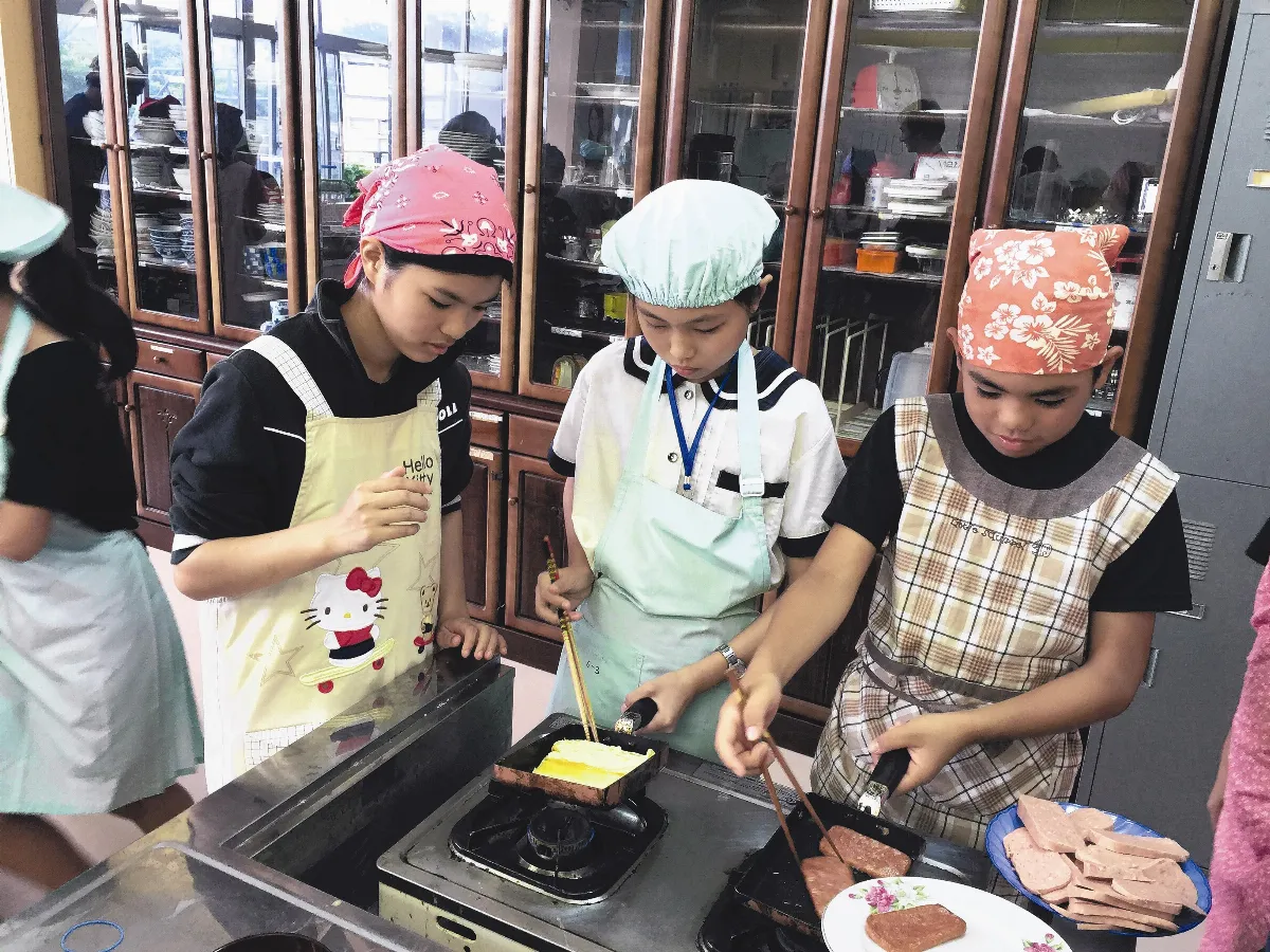 赴日參訪 嘉南國小生煮沖繩料理