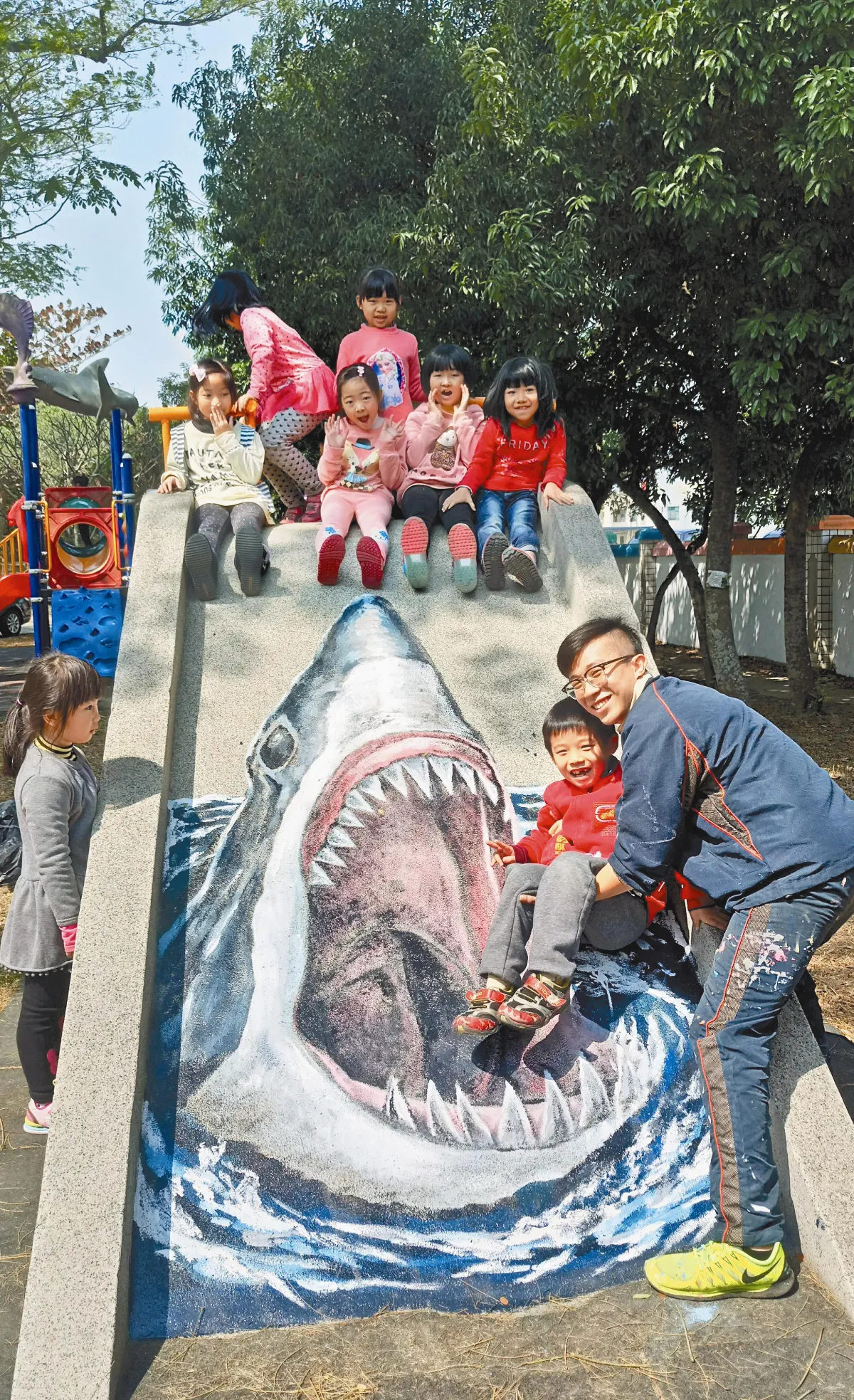 替代役男3D畫 學童愛溜大白鯊