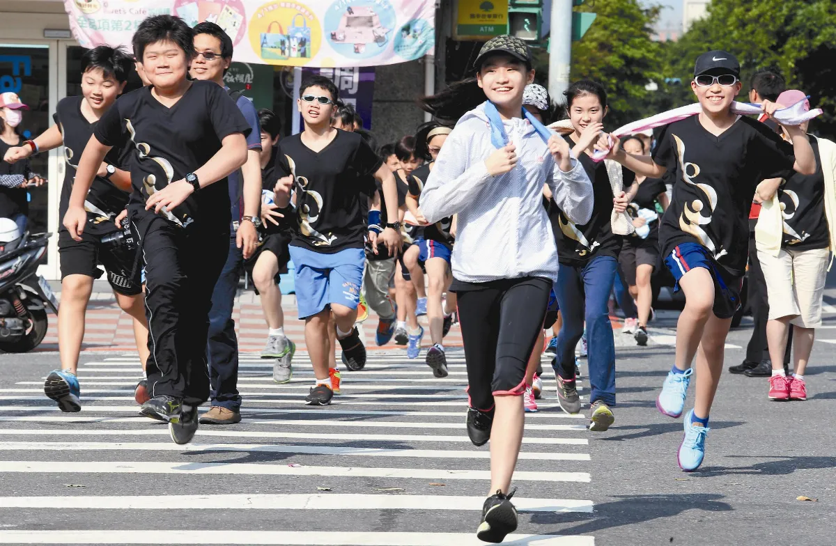 學童走路上下學 有效預防近視