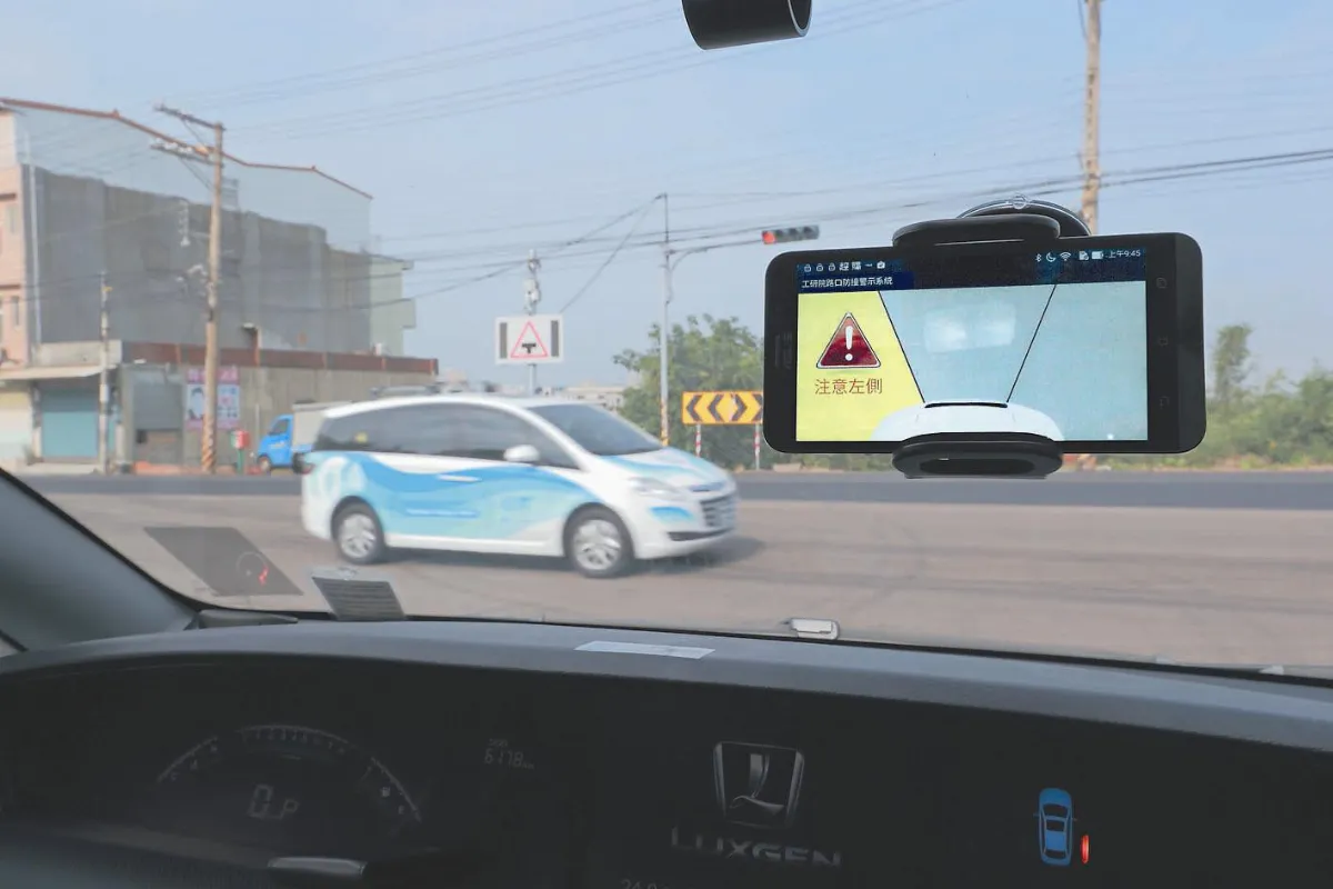 智慧路口 設來車閃爍號誌