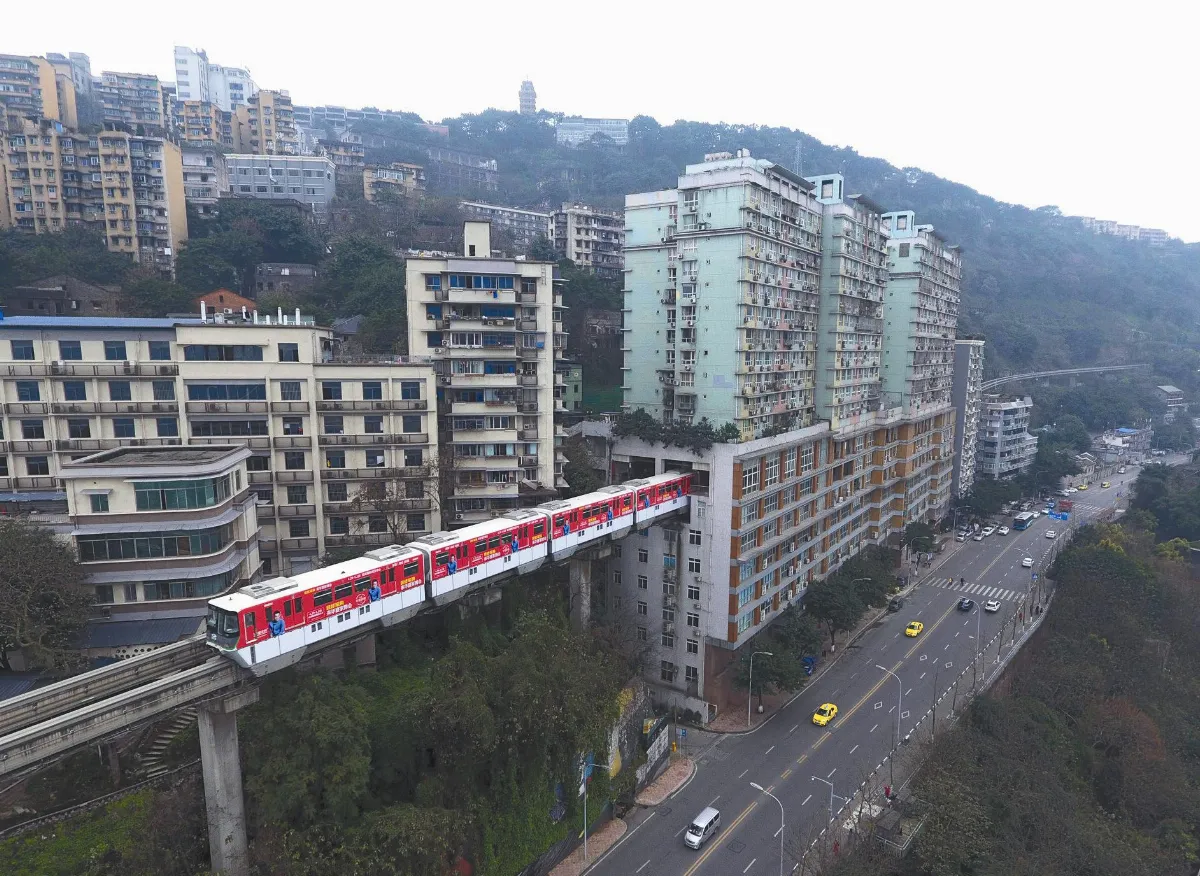 重慶神建築 輕軌穿越住宅