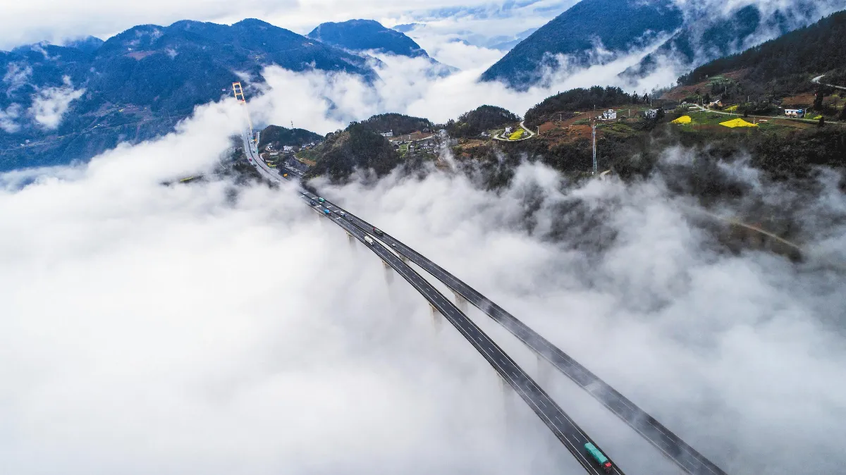 雲端開車 穿梭峽谷