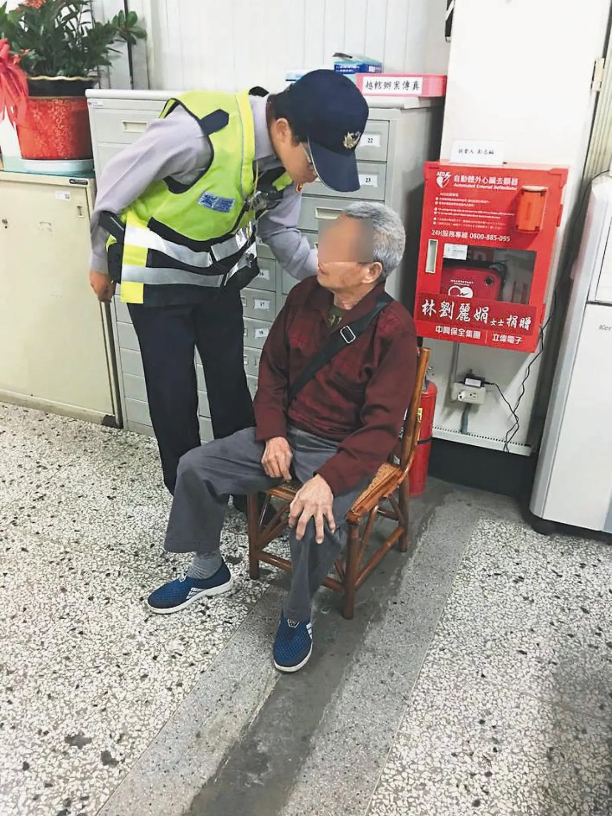 聽障老翁迷路 暖警送回家