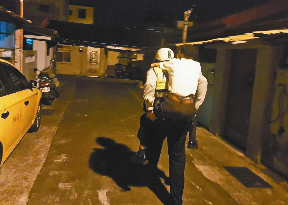 暖警背老翁 走半公里找家