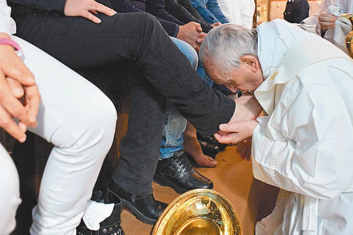 復活節前夕 教宗方濟替囚犯洗腳