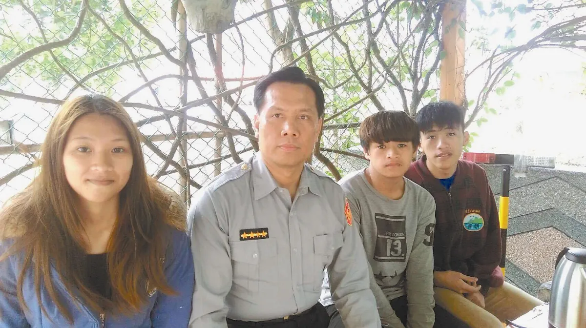 所長的好心，想讓全世界知道…… 警資助  4  孤兒 第  2  個爸爸
