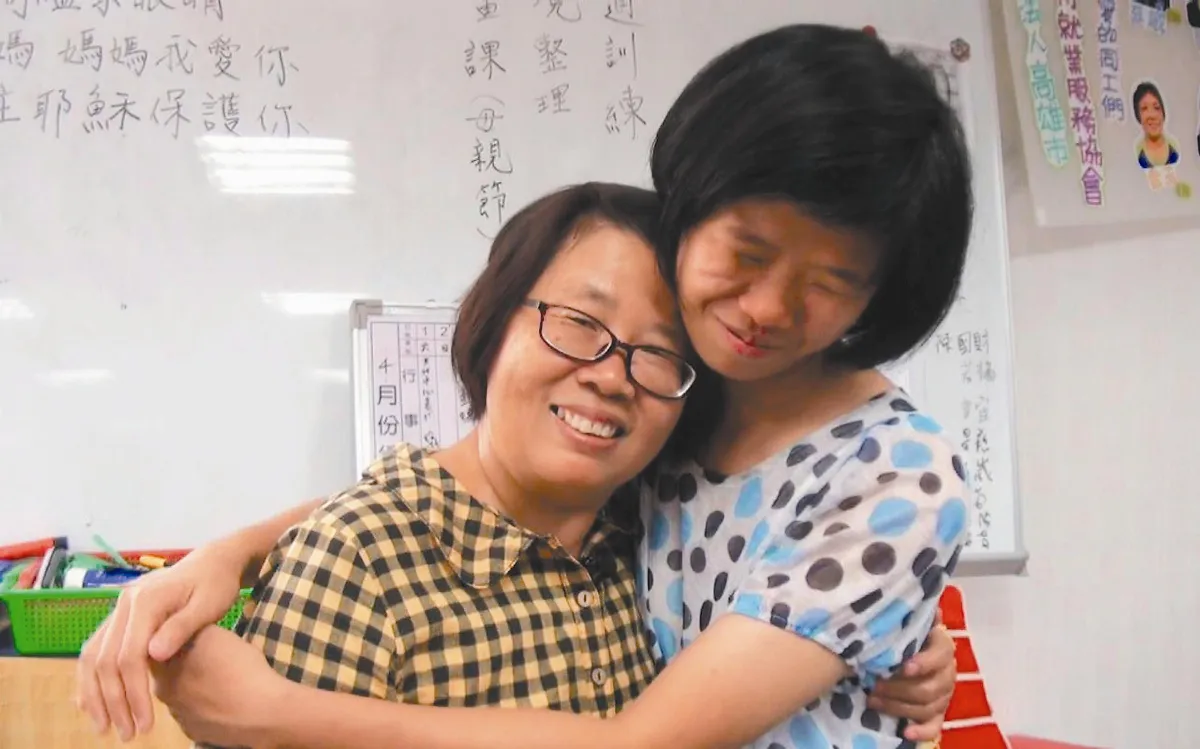弱智女孩畫母親 千手媽媽