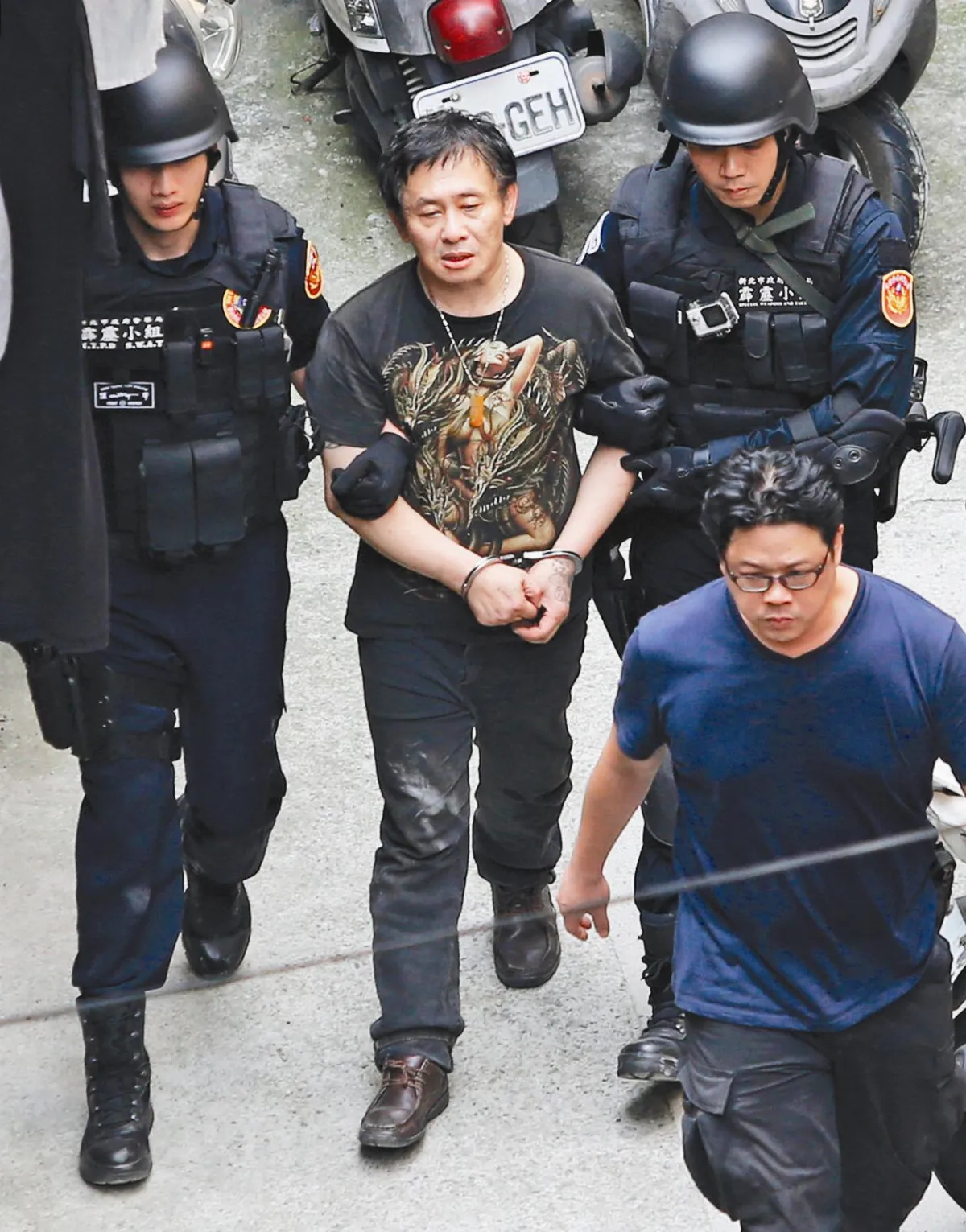 警匪駁火 女友勸降要犯
