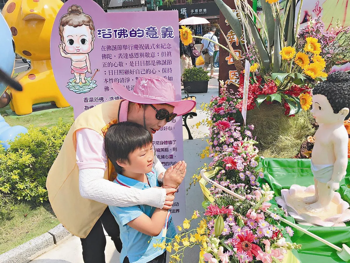 擇善寺慶佛誕 親子浴佛行佛
