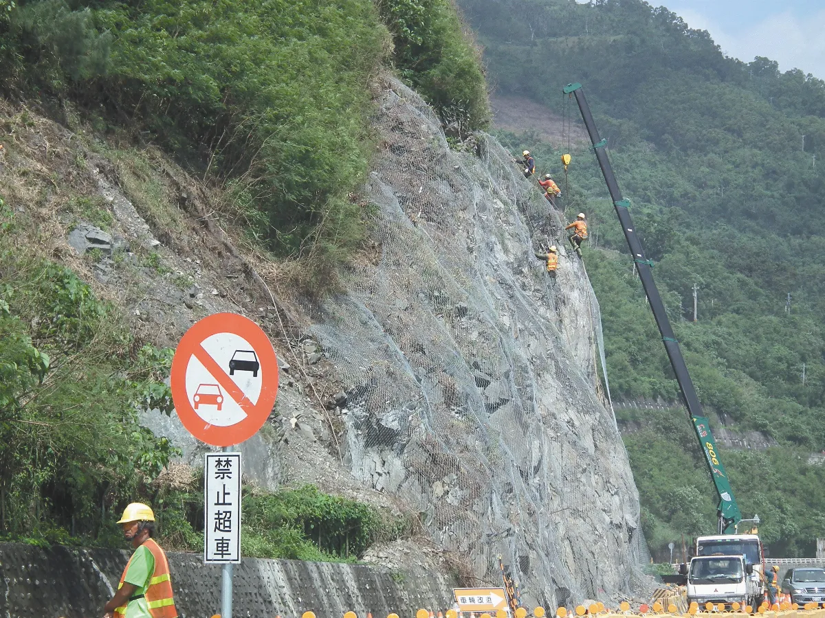 公路蜘蛛人 拿命護邊坡