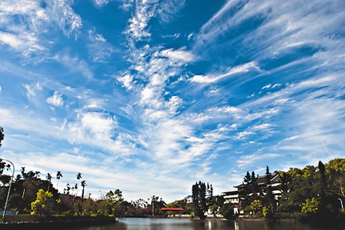 仰望蒼穹追雲去