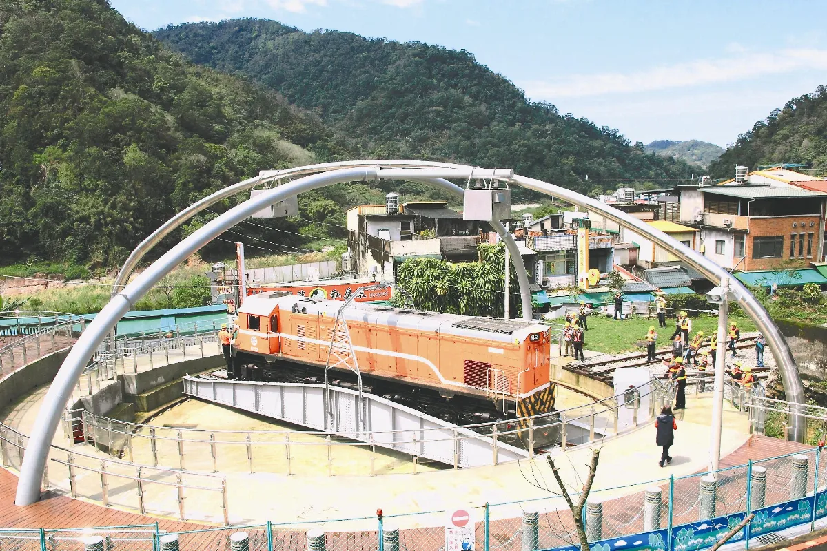 火車調頭轉盤秀 內灣首開放