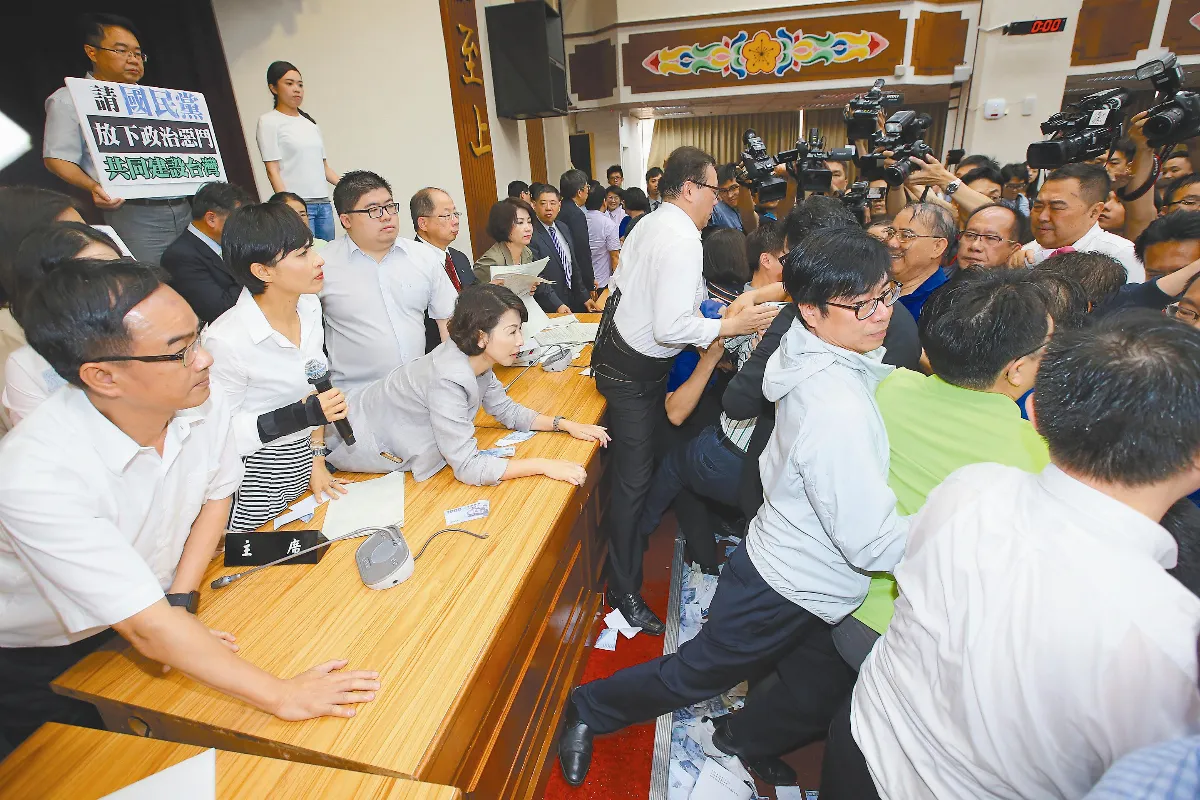 前瞻草案 吵鬧通過初審