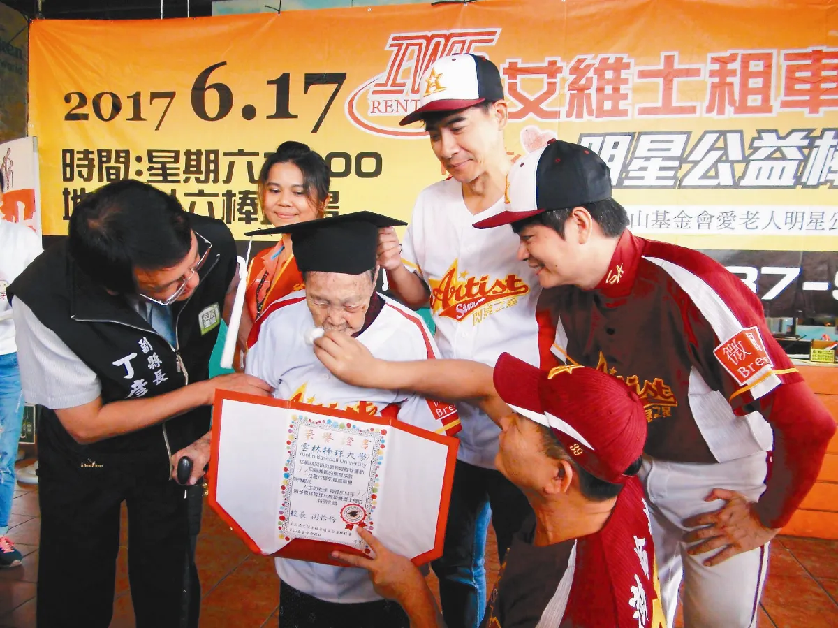 百歲人瑞想看球賽 澎恰恰助圓夢