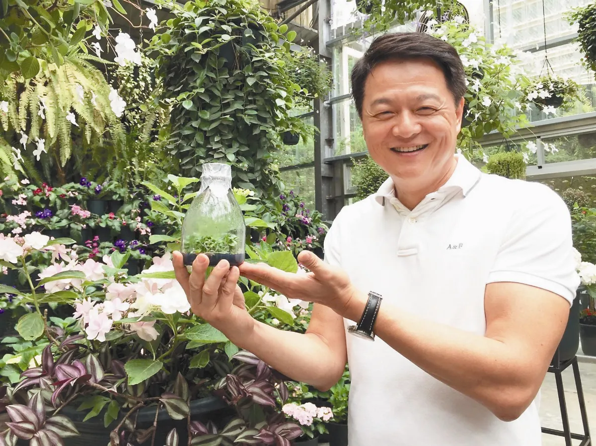 周錫瑋做園丁 與花對話學謙卑