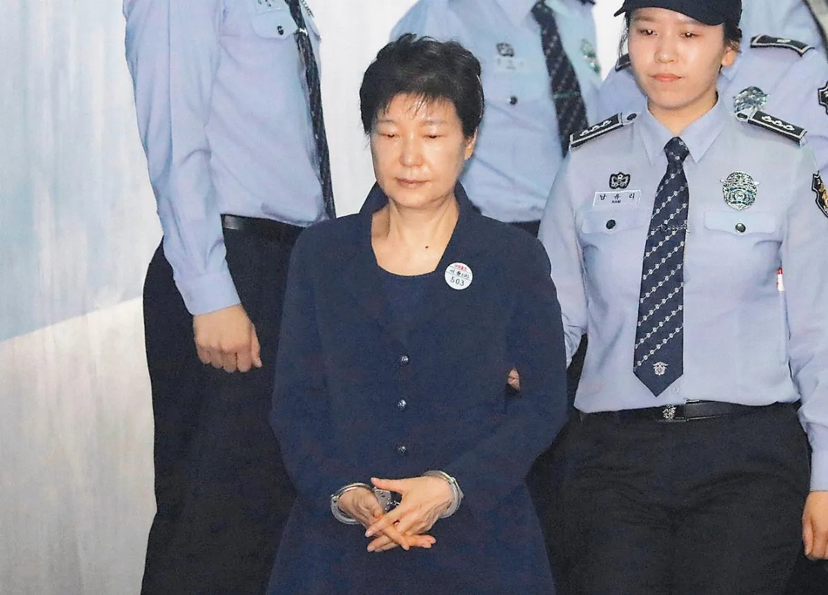 朴槿惠上銬出庭 見崔順實如陌路