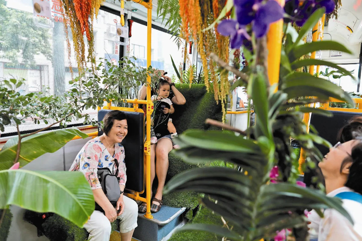 森林公車上路 民眾驚喜忙拍照