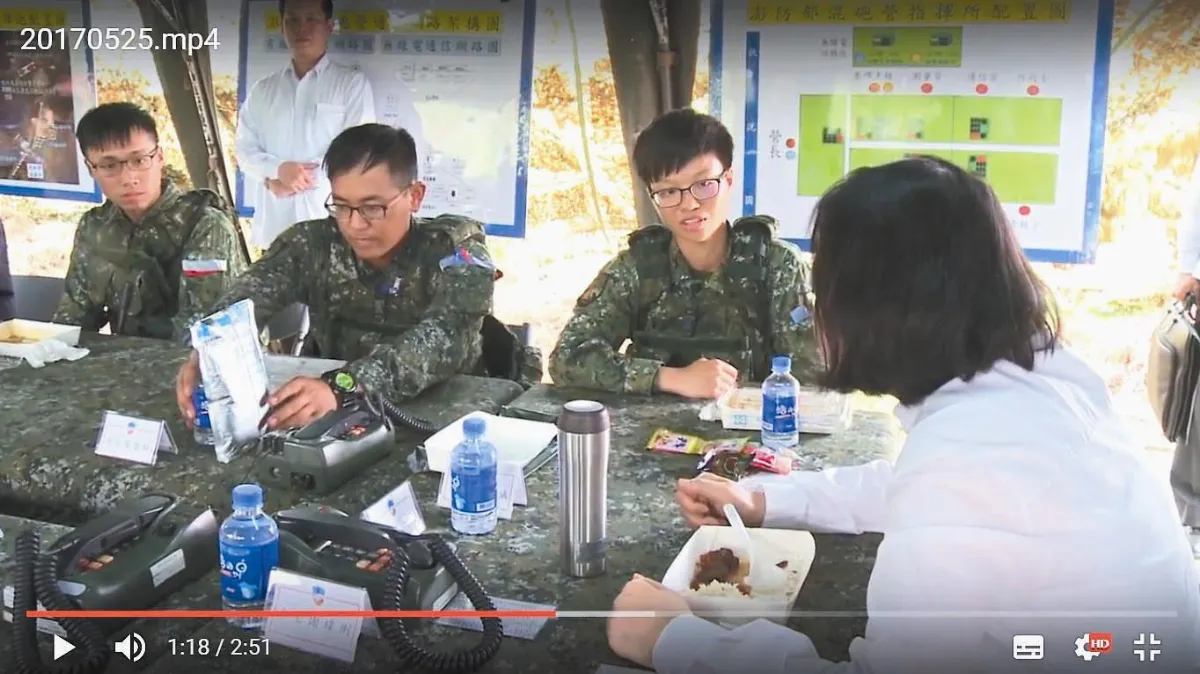 總統展現親民 府方洩軍機？