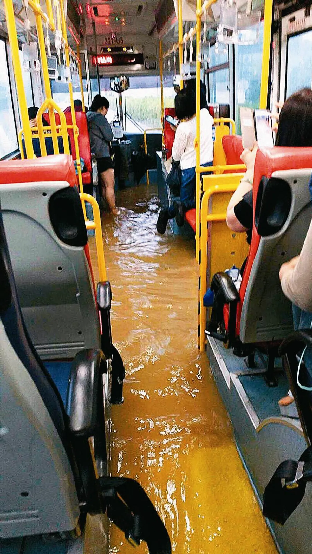 豪大梅雨 強灌北台灣