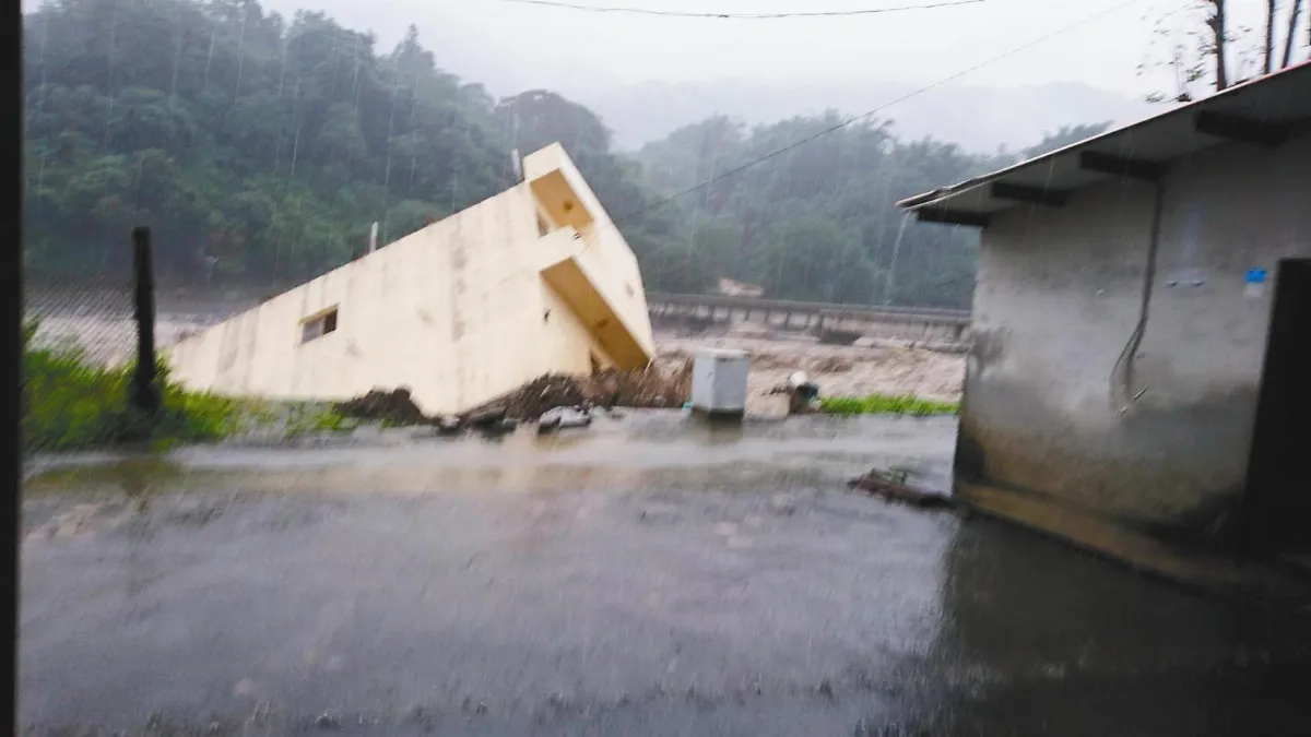 透天厝墜溪 屋主痛心