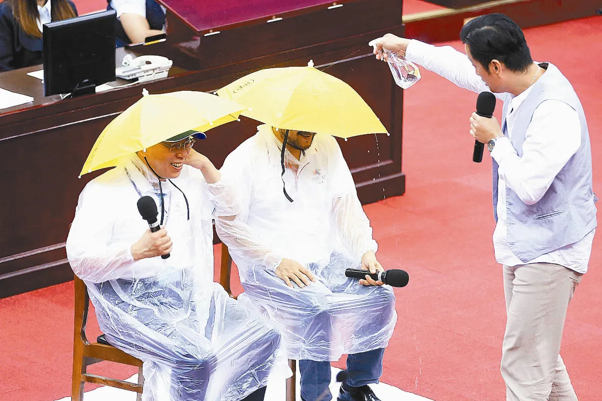 模擬世大運下雨 議員噴雨柯頂傘