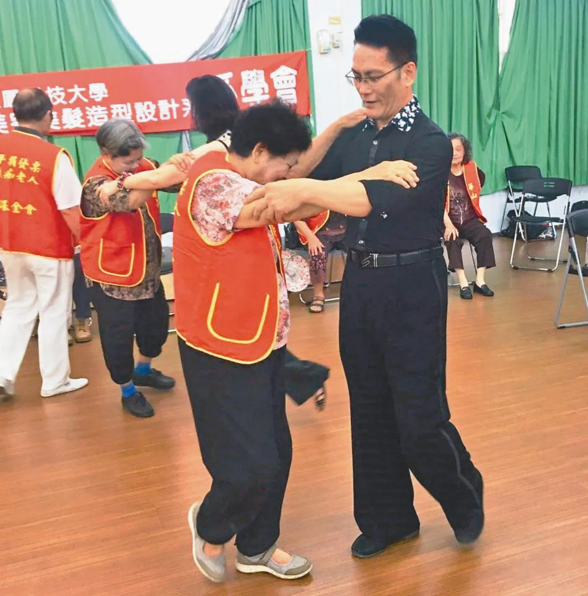 人瑞學堂 百歲嬤開心學化妝