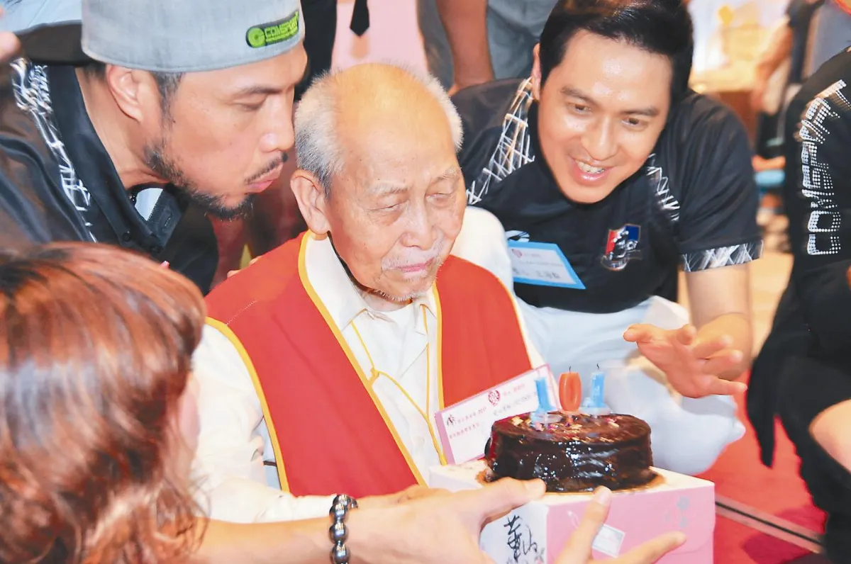 隔門聊1個月 打開百歲獨老心