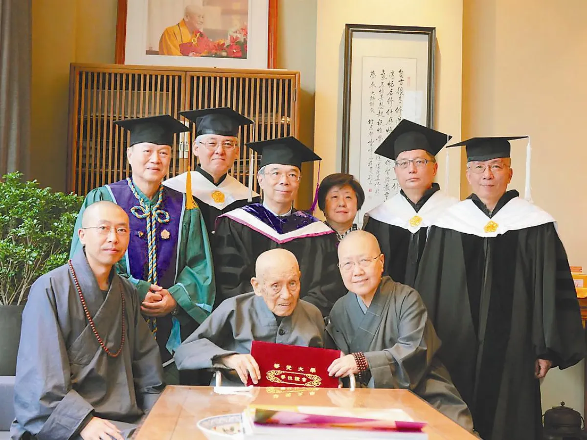夢參長老 獲頒華梵名譽博士