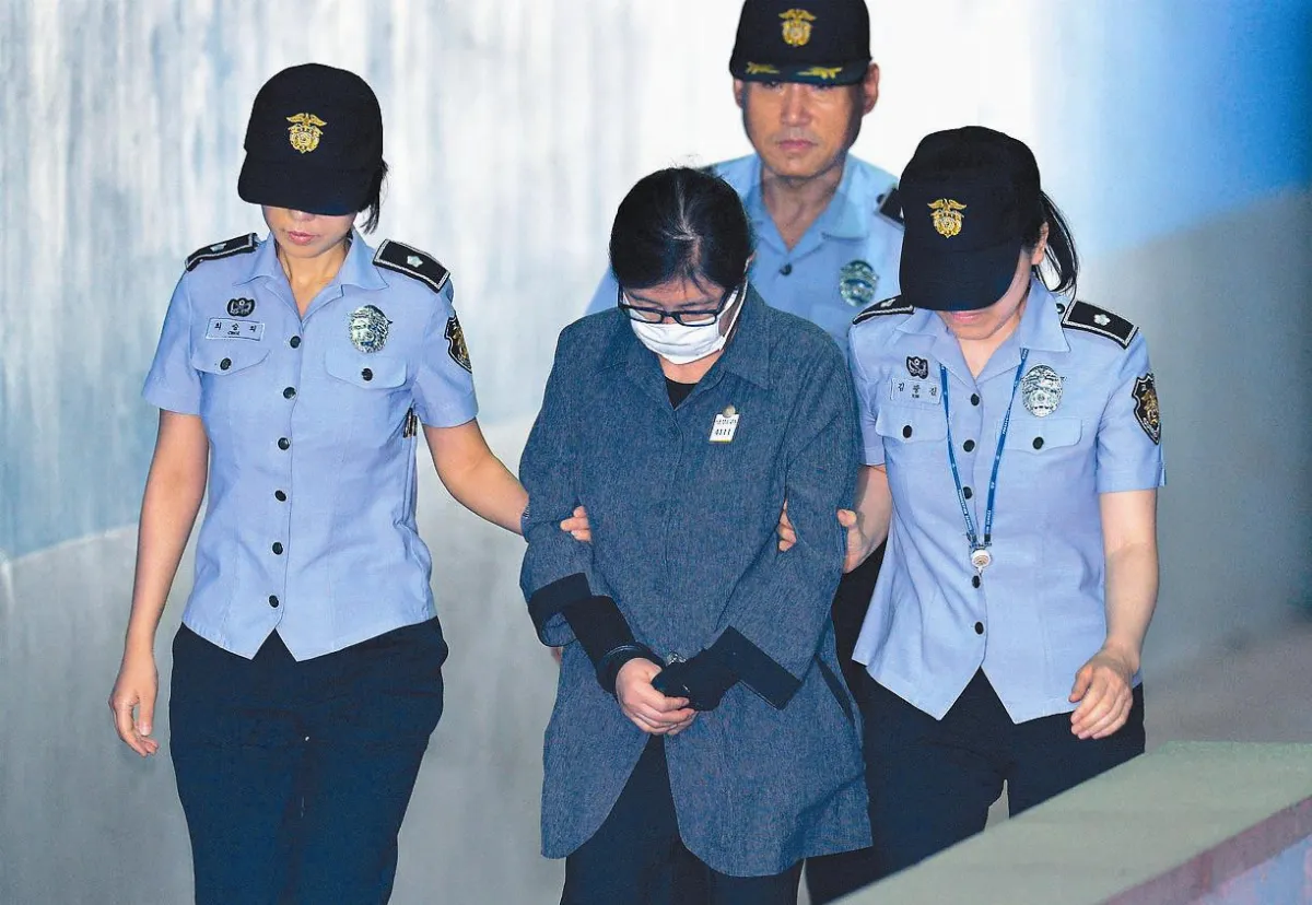 崔順實助女兒入名校 獲刑3年