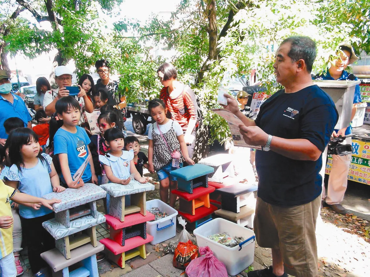 想為地球做點事！3萬張手工椅 換千萬顆電池回收