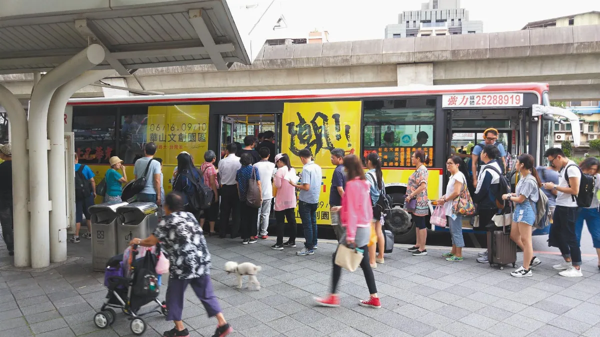 排隊上車？ 捷運、公車文化不同
