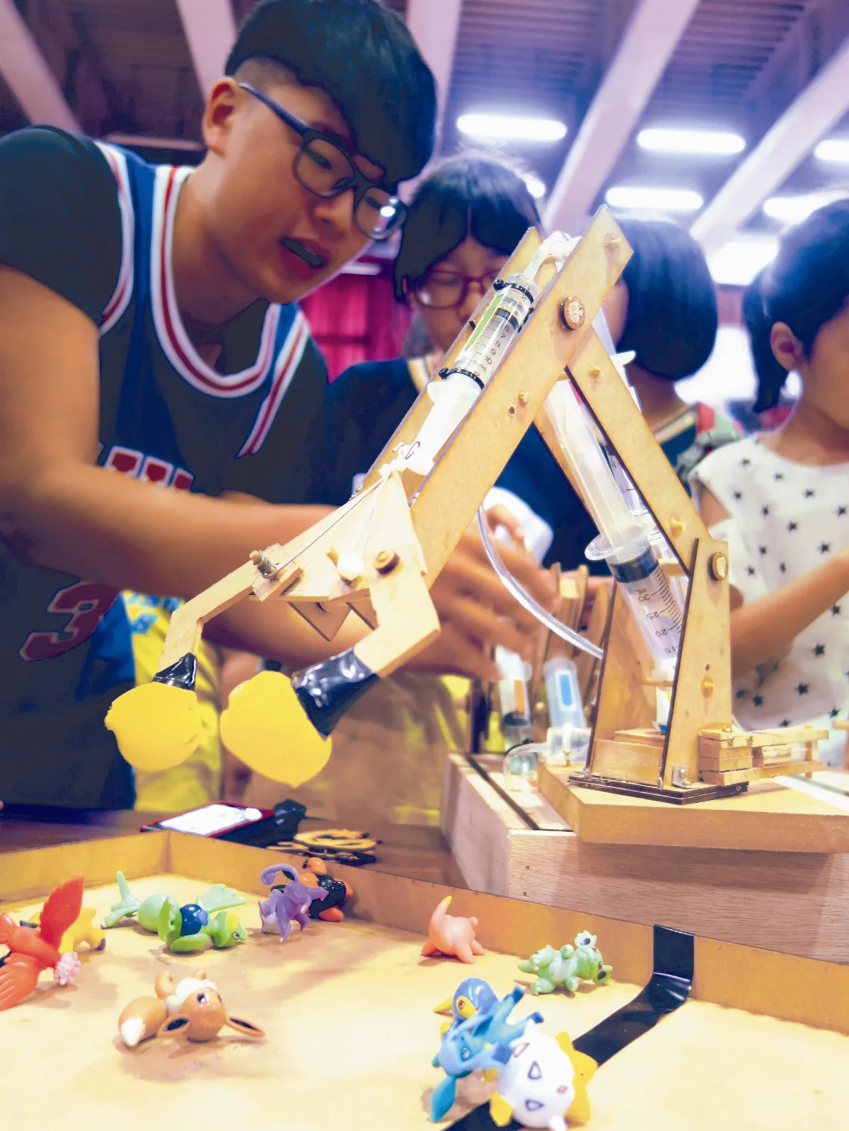 大學生手作玩具 用針筒抓神奇寶貝 師生都愛