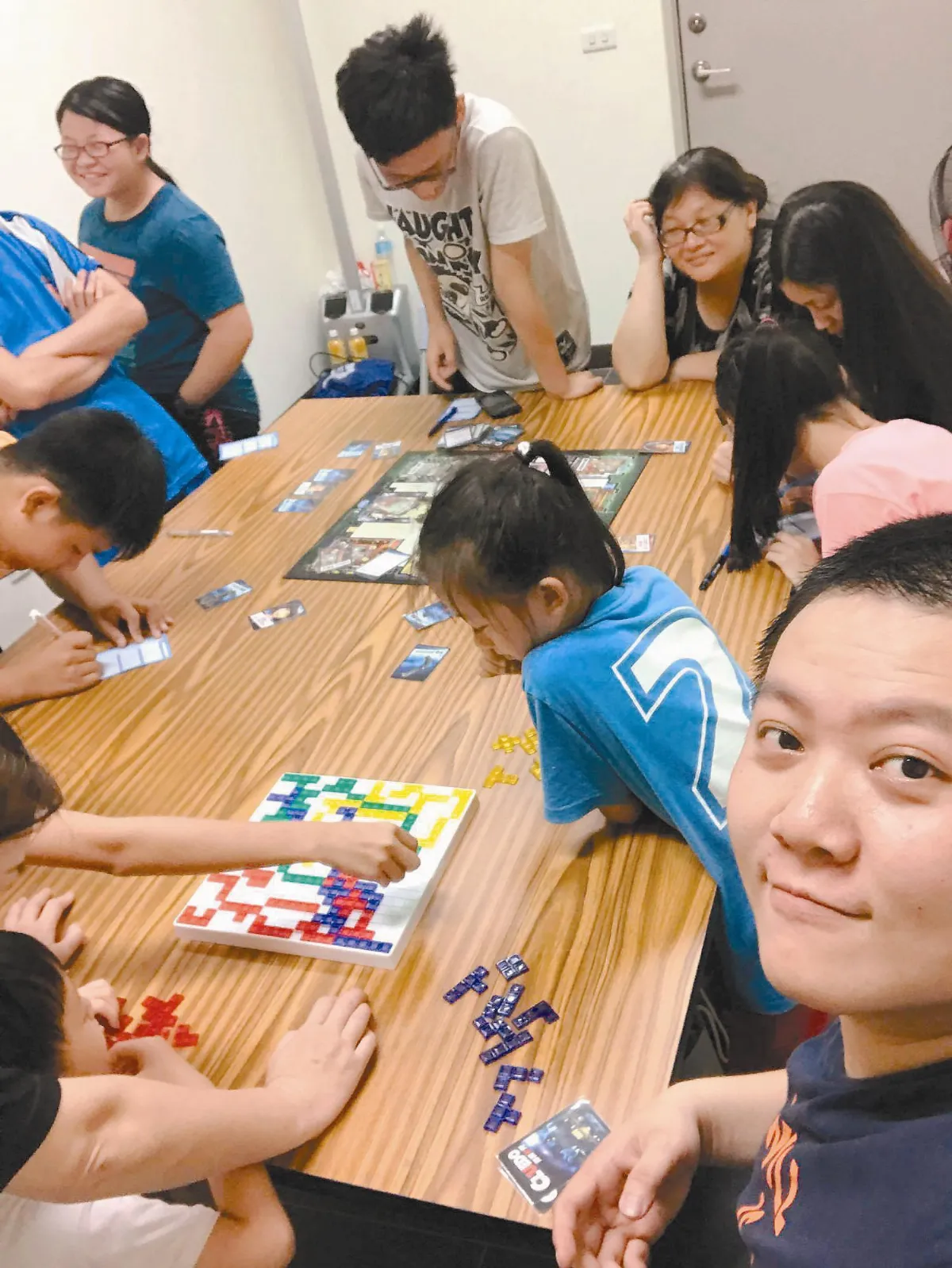 暖警辦桌遊營 孩子超額報名