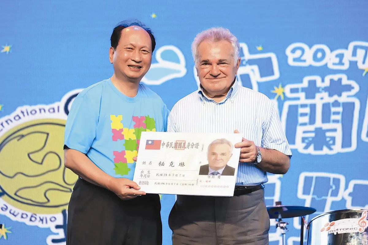 82歲秘克琳神父 獲頒身分證