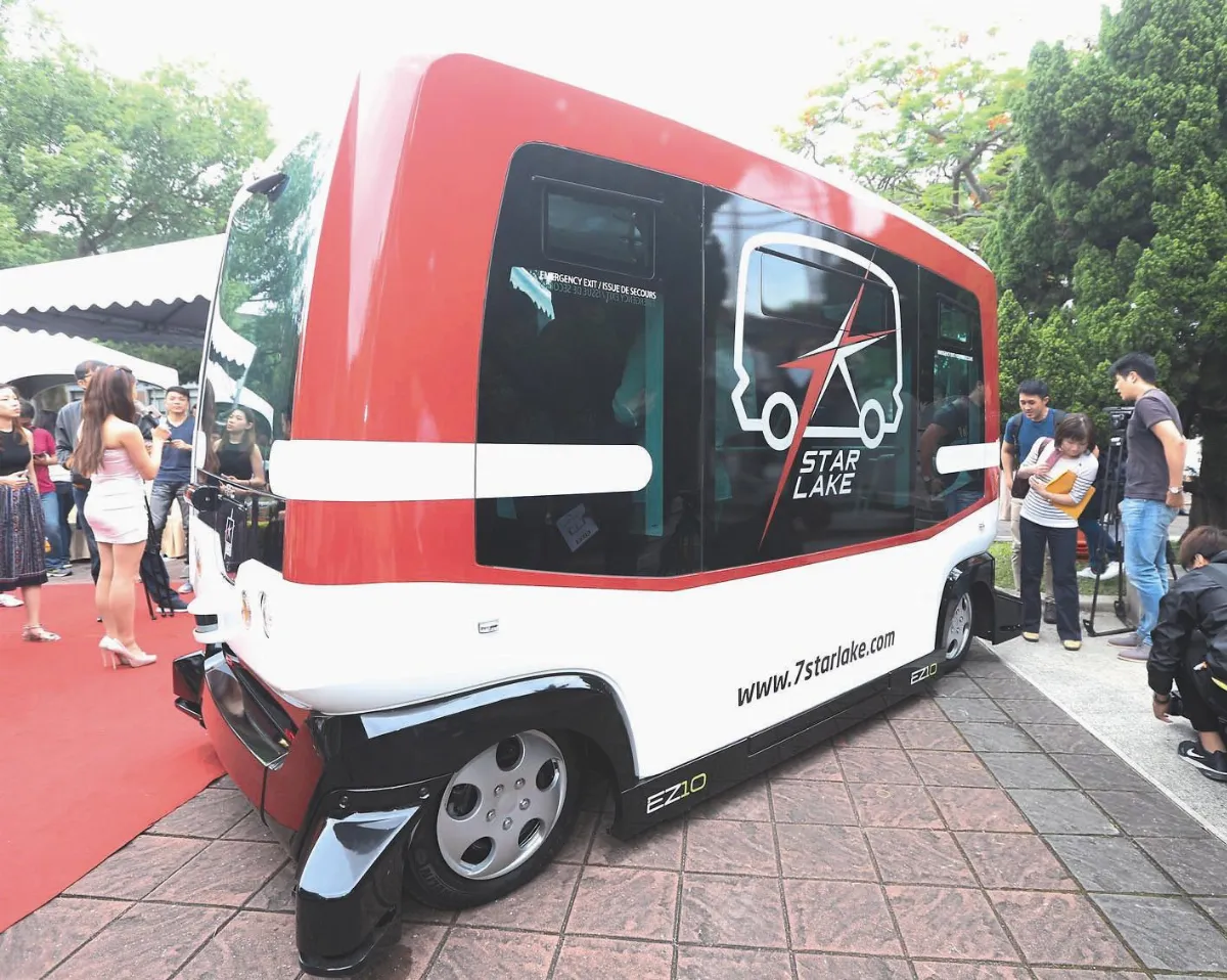台大開放無人巴士試乘… 自駕車上路 民眾心驚驚