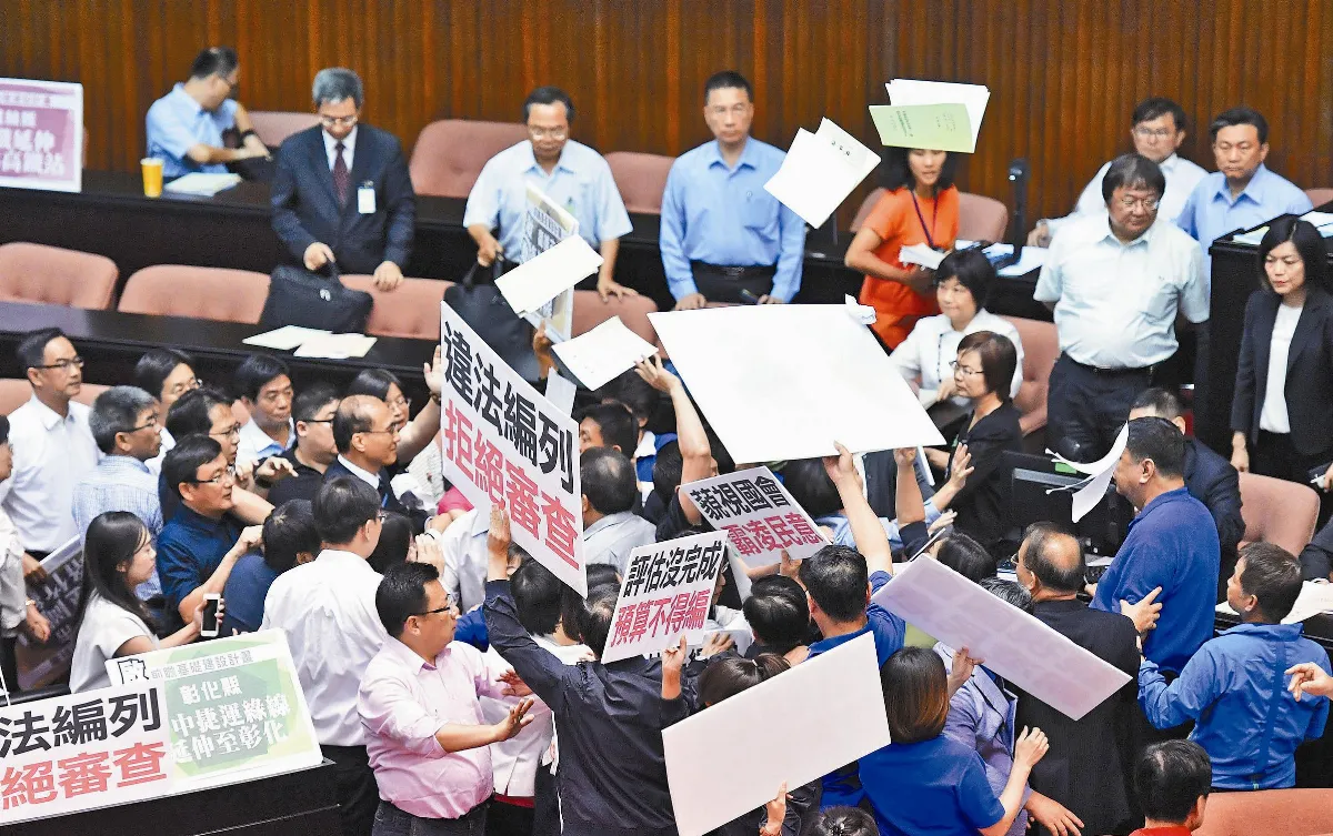 林全報告 藍綠搶宿議場