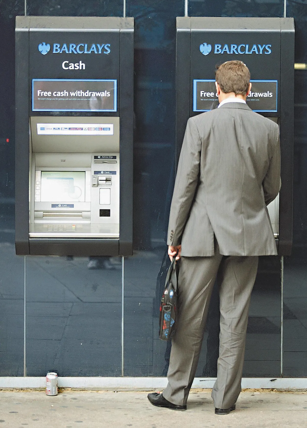 功能多元，買門票也OK… ATM大蛻變 刷手機可領錢